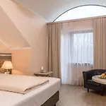 Am Schlosspark 4*